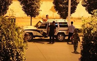目击者：新疆袭警凶嫌先丢炸弹后砍武警