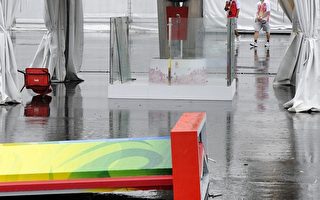 组图：热带风暴北冕吹倒香港奥运看板