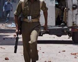印度警方在克什米尔机场道路卸除大型炸弹