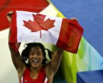 加拿大华裔选手萝尔‧黄在女子48公斤级自由式摔跤决赛中为加拿大代表团获得京奥会首枚金牌(Getty Image)