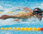 包括菲尔普斯、考芙琳在内的多名打破世界纪录选手，都身穿一身美国航空航天局测试的特别泳装。图为8月17日菲尔普斯在男子4x100接力赛中。（Cameron Spencer/Getty Images）