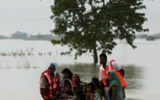 印度洪灾河流改道 250万人受困