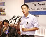 劉國華在7月30日的罷免劉醇逸、楊愛倫委員會新聞發布會上。（攝影：鐘濤/大紀元）