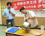 凤山市市长许智杰以回收废食用油制成肥皂亲自示范制造过程。(图:凤山市市公所提供)