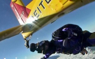 组图：空前纪录 冒险家跳伞飞越圣母峰