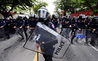 组图：泰国群众包围国会与警对峙