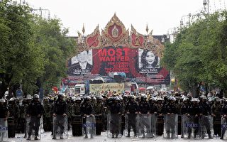 泰警驱逐包围国会群众 爆冲突2死380伤