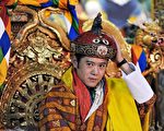 新国王加冕成为世界上最年轻民主国家的最年轻国王。(PEDRO UGARTE/AFP/Getty Images)