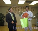 FAPA德州分會卸任會長郭正光以德州牛仔帽贈送大話新聞主持人鄭弘儀 (蔡茂仁攝影/大紀元)