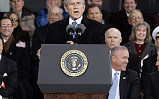 布什出席無畏號老兵節慶典