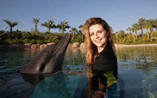 組圖：迪拜水上公園的美女與海豚