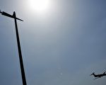 93年10月8日,穿上我老婆给我买的崭新的西装,口袋里揣著公务护照和铁道部兑换给我的10美元路上用的零花钱,挥手作别两眼热泪,已经怀有三个月身孕的老婆,意气风发地登上了开往非洲的飞机。(CHRISTOPHE ARCHAMBAULT/AFP/Getty Images)