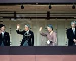 日皇明仁今天欢度75岁生日,在皇宫前对祝贺的民众致词。图为日皇明仁、皇后美智子、皇太子德仁(左)及二皇子秋篠宫(右)。(Kiyoshi Ota/Getty Images)