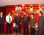 图﹕华人餐馆业者与费城警方聚会商讨安全问题。图为费城警察总局局长阮姆基(右三)在会上发言(大纪元图片)