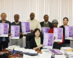 孟昭文與六位評審委員和負責此項活動的辦公室實習生王宇森(右二)和Donald Wiggins(右一)合影。(攝影:史靜/大紀元)