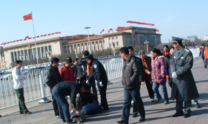閩6位老人北京大會堂附近服農藥自殺