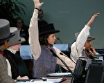 3月6日在多倫多市議會模擬175年前議會辯論，圖為議員舉手爭發言（攝影：周行/大紀元）。
