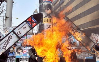 首尔群众示威 不满李明博对北韩发射火箭软弱 