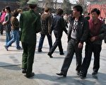 李春霞(中,身穿咖啡色上衣、牛仔裤)在天安门广场与当日民众(照片均由权利网站提供)