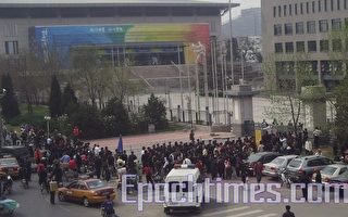 繼續到北大抗議孫東東 警察暴力抓人