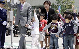 组图：日本首相与小学生牵手过斑马线