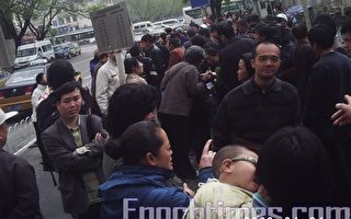 【組圖】數百訪民在中共衛生部門前抗議孫東東