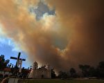 加州野火吞噬多棟住家 2000人逃離家園