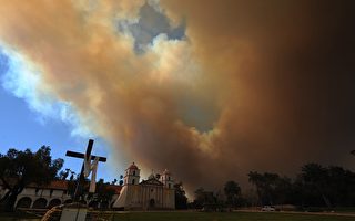 加州野火吞噬多栋住家 2000人逃离家园