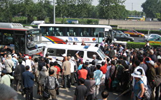 遼寧訪民遭毆打割腕自殺 近千人堵路砸警車