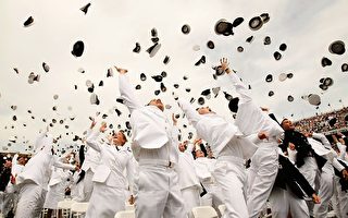 組圖：奧巴馬總統參加美國海軍學院畢業典禮
