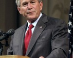 美前兩任總統同台 布什自嘲淪落撿狗糞