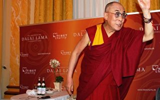 達賴喇嘛會見丹麥民衆 獲贈《九評》