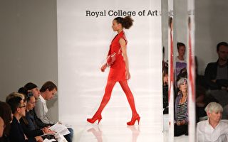 组图：英国皇家设计学院夏季时装秀