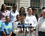 纽约移民联盟执行总监洪贞和(Chung-Wha Hong)女士6月15日在市政厅前说,州参议院党派斗争危及有关工人和租客权益政策的改革进程。(摄影:余晓/大纪元)