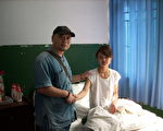 5月17日下午，“屠夫”陪同邓玉娇父母到了优抚医院去探望邓玉娇后合影（大纪元数据库）