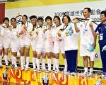 中华女子拔河代表队以全胜的纪录勇摘本届世运女子拔河比赛金牌。图前右二为队长郑淑芳。（摄影：王仁骏／大纪元）