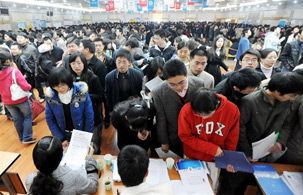 中国有高校学生就业签约率被指作假