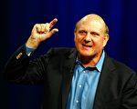 微软首席执行官史蒂夫‧鲍尔默(Steve Ballmer)在谈论微软与雅虎(Yahoo)搜索业务合作时表示,微软的产品比苹果廉价,同时产品模式好于Linux,但这一论断遭到业内人士的批驳。图为他在7月14日路易斯安那州新奥尔良Morial会议中心举行的微软全球合作伙伴会议中发言。(摄影: Chris Graythen/Getty Images)