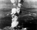 1945年8月6日，在长崎(Nagasaki)投掷原子弹后所出现的蘑菇云。 (AFP PHOTO)
