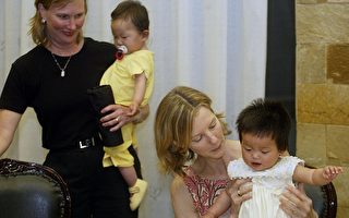 领养中国儿童家庭纷纷带子女做寻根之旅