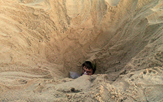男孩罗州沙滩挖洞险遭活埋