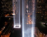 象征世贸双塔身影“礼赞之光”的蓝色光柱摄于纽约市世界贸易中心遗址附近。（图片来源：Getty Images）