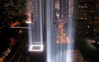 组图：纪念911“礼赞之光”照亮纽约夜空