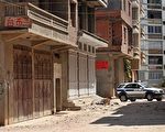 8月份在阿爾及利亞首都阿爾及爾(Algiers)發生一起暴動，多名華人受傷，許多中國商店被洗劫一空，當地商人還要求將中國移民全數驅逐出境。圖為在事發區巡邏的阿警察部隊警車。（FAYEZ NURELDINE/AFP/Getty Images)