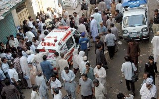 争领面粉引发踩踏  巴基斯坦18人死亡