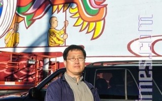 楊志豪先生與作品溫哥華唐人街巨幅壁畫。（攝影：朱宇明/大紀元）