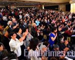 神韵纽约艺术团多伦多首场演出于10月9日晚圆满落幕,晚会带来了五千年中华传统文化的精髓与东方艺术的纯善、纯美,获得了当地政要、名流、艺术界、华人等观众的一致赞赏,演出结束后,掌声雷动,经久不息。(摄影:艾文/大纪元)