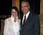 资深投资家、保守党议员候选人奥利弗(Joe Oliver)和太太Golda Goldman一起观看了2009年10月9日的神韵晚会(摄影:周行/大纪元)