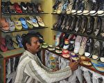 中國製造已經成為全球假冒產品的主要來源，最近就連俄羅斯雅庫特地區的民族工藝產業也受到了中國假冒產品的威脅。 圖為中國製造的鞋子(SAM PANTHAKY/AFP/Getty Images)