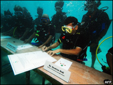 馬爾代夫開水下內閣會議 世界首次